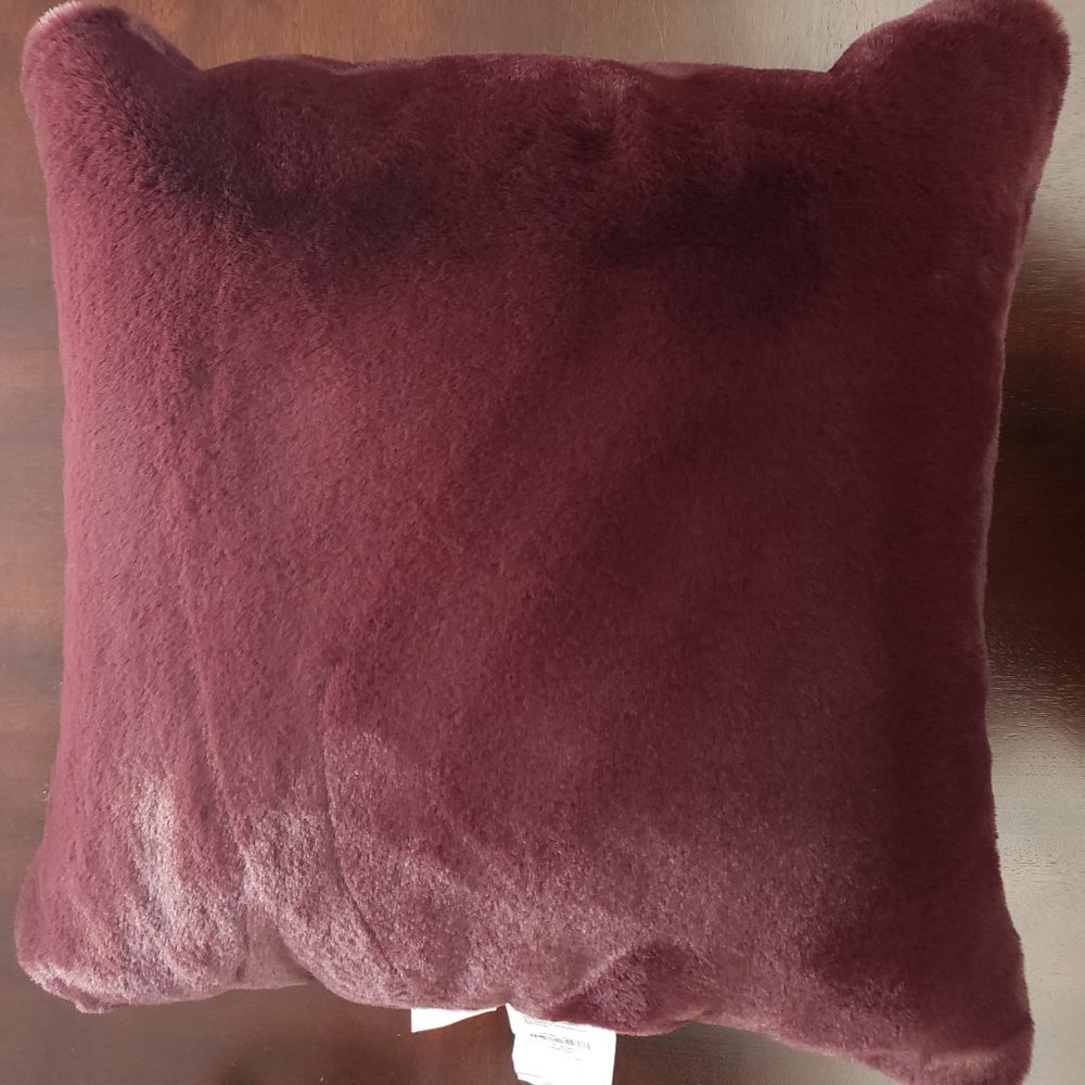 BRENTWOOD ORIGINALS Faux Fur Pillow
